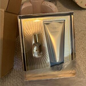 Victoria’s Secret Heavenly 2pc Eau de Parfum and lotion nwt, box